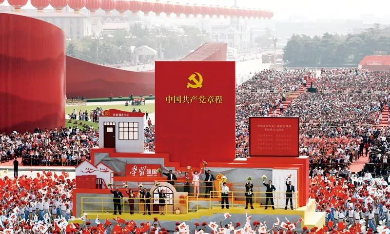 2019年10月1日上午，慶祝中華人民共和國(guó)成立70周年大會(huì)在北京天安門(mén)廣場(chǎng)隆重舉行。這是群眾游行中的“從嚴(yán)治黨”方陣。新華社記者 蘭紅光/攝