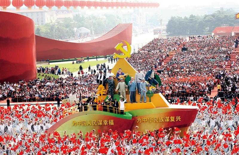 2019年10月1日上午，慶祝中華人民共和國(guó)成立70周年大會(huì)在北京天安門(mén)廣場(chǎng)隆重舉行。這是群眾游行中的“不忘初心”方陣。新華社記者 蘭紅光/攝