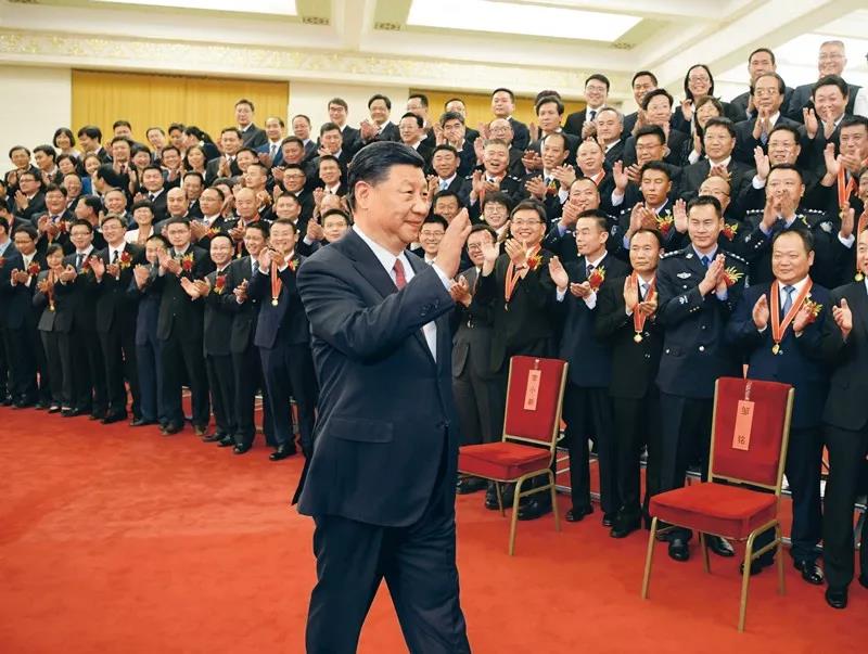 2019年6月25日，黨和國(guó)家領(lǐng)導(dǎo)人習(xí)近平、李克強(qiáng)、王滬寧等在北京人民大會(huì)堂會(huì)見(jiàn)第九屆全國(guó)“人民滿(mǎn)意的公務(wù)員”和“人民滿(mǎn)意的公務(wù)員集體”受表彰代表。新華社記者 李學(xué)仁/攝
